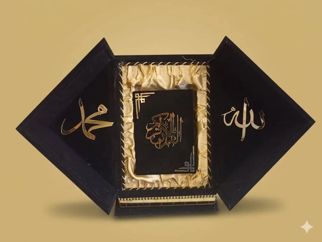 مجسم كعبة مع مصحف